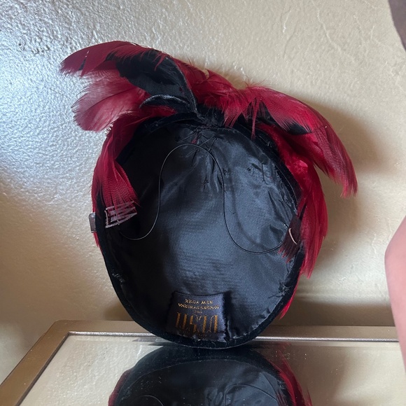 ELEGANT 1950s\' BLACK VELOUR FELT COCKTAIL HAT WITH RED FEATHER TRIM main image 7
